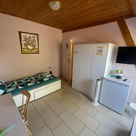 Bed-international Homestay *