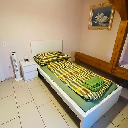 Bed-international Homestay *