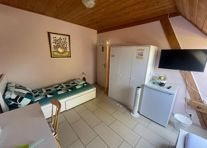 Bed-international Homestay *