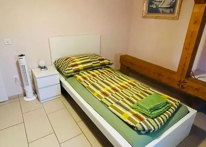 Bed-international Homestay *